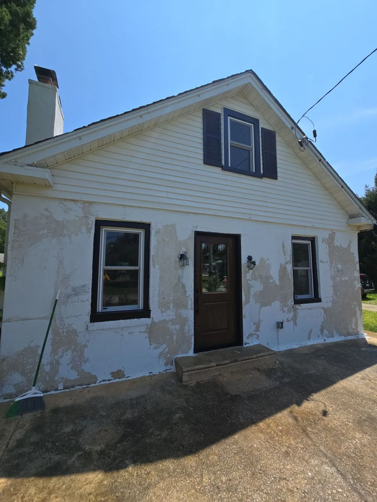 Stucco exterior, Newtown Square before Sabatini Pro Painting repainted it